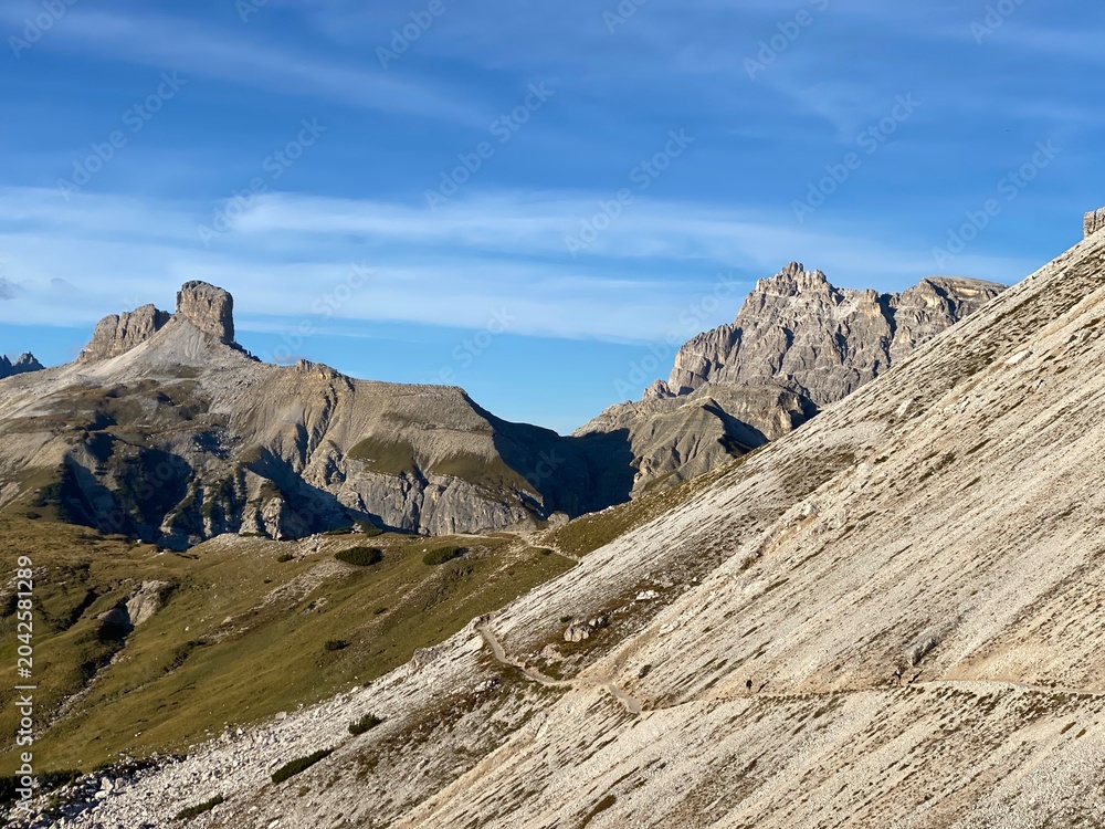 Fototapeta premium Tre Cime Nature Park, Dolomites UNESCO World heritage site (South Tyrol, Italy) - Naturpark Drei Zinnen, Dolomiten UNESCO Welterbe (Südtirol, Italien) - Parco naturale Tre Cime di Lavaredo, Dolomiti