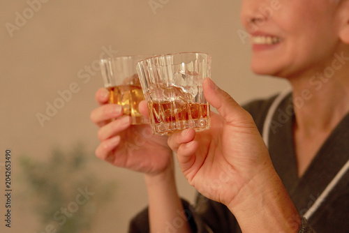 Fotografía 寝室でウイスキーを飲むシニア夫婦　顔無し