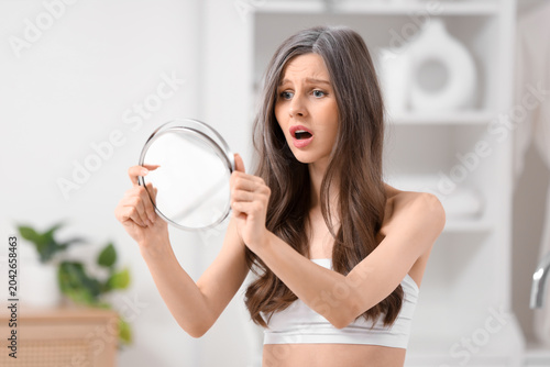 Worried young woman with gr...