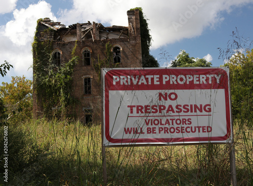 Obraz na plátně Abandoned Haunted College in Crockett Texas