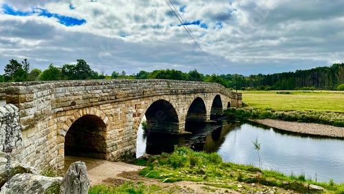 Fotografía Stone bridge over river in Northumberland,  English countryside