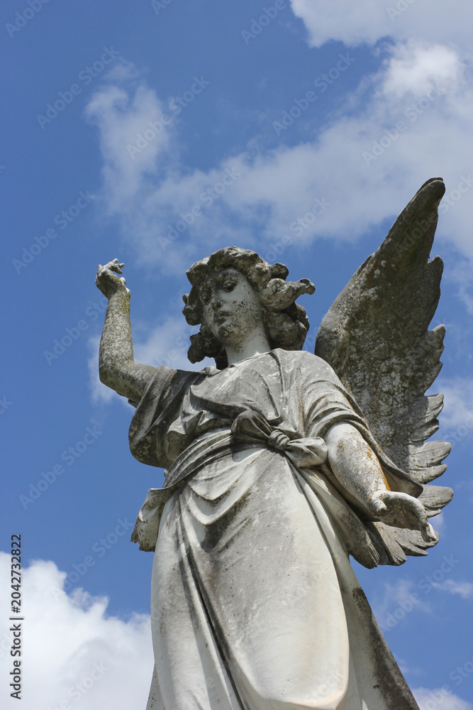 Obraz premium Historic Statue From Late 1800s in Rural Cemetery. East Texas