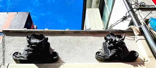 Foto pair of statue heads in Japan