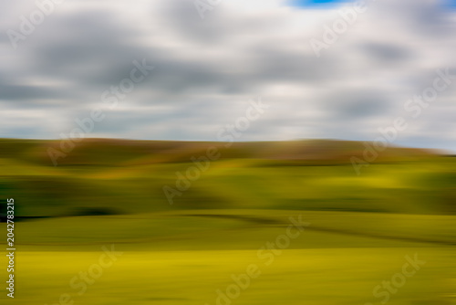 Tableau sur toile Capturing  the rural countryside whist moving the camera to create an abstract b