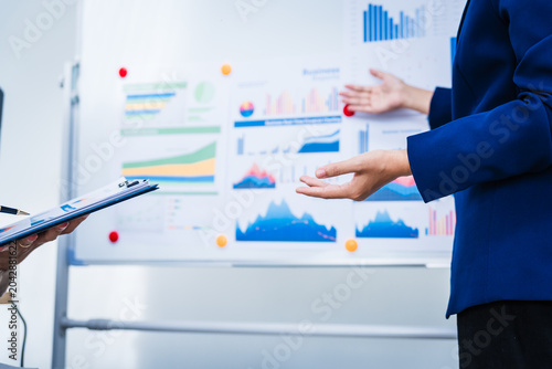 Foto Experienced Asian woman trains new employee in office work, teaching secretarial duties, document management, assistant manager responsibilities