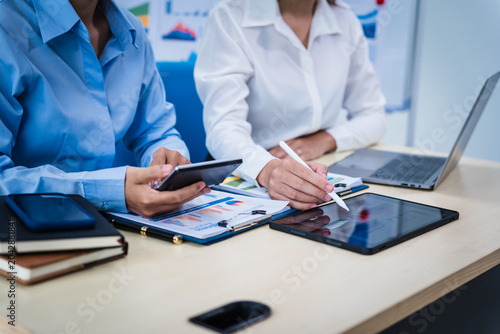 Foto Experienced Asian woman trains new employee in office work, teaching secretarial duties, document management, assistant manager responsibilities
