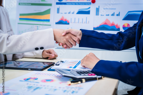 Fotografie Experienced Asian woman trains new employee in office work, teaching secretarial duties, document management, assistant manager responsibilities