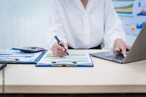 Fotografía Young Asian woman works as secretary and assistant manager at her desk, managing documents, organizing schedules, handling correspondence, supporting executives