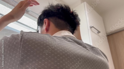 ヘアセットをする男性