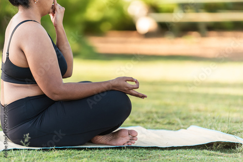 Fotografie Close-up of a woman practicing alternate nostril breathing outdoors