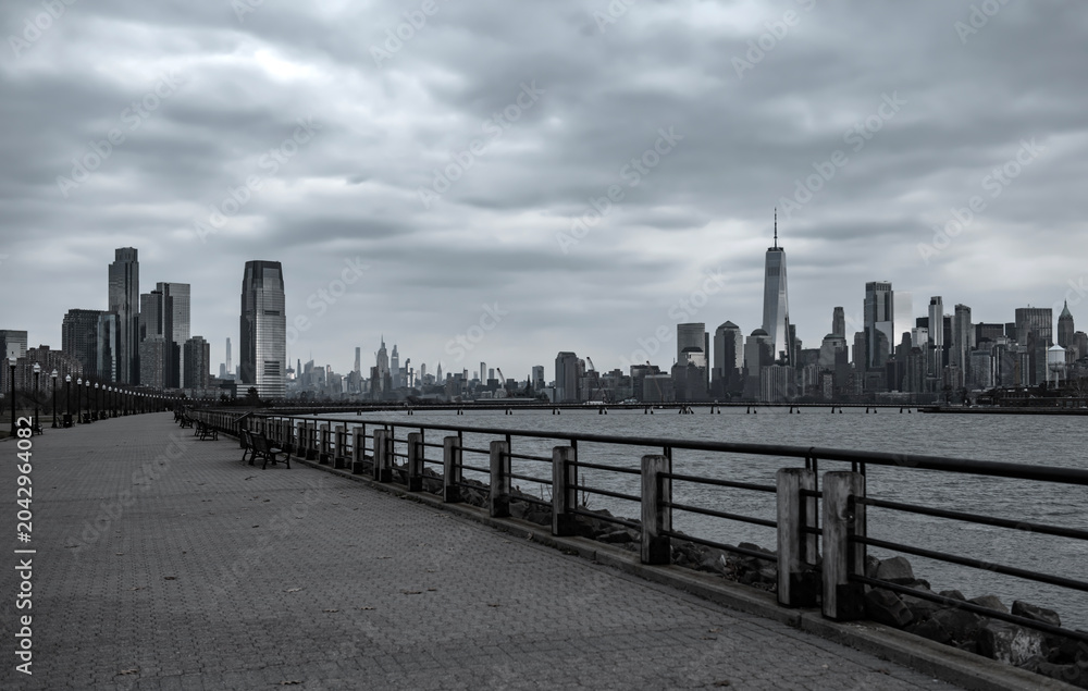 Obraz premium New York skyline Manhattan. New York iconic city. New York skyline downtown. New York panorama skyline. NYC with Manhattan in blue dusk tones.