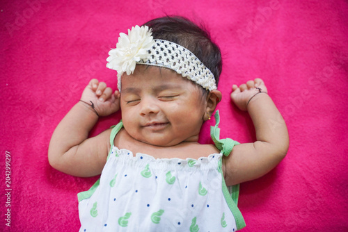 Billede på lærred cute indian baby girl sleeping on pink background