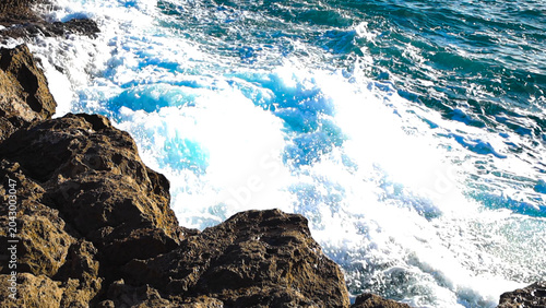 Obraz na płótnie Atlantic ocean waves vigorously crashing against rugged rocks at Boca do Inferno