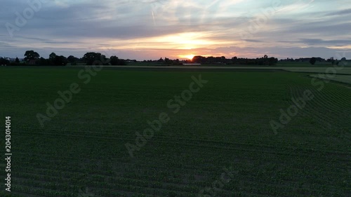 Coucher de soleil dans la campagne au nord de la France