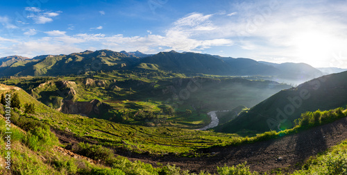 Foto Panoramic sunrise view over the ancient green agricultural terraces in the Colca
