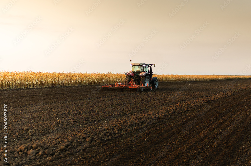 Obraz premium Tractor preparing the land for a new crop planting