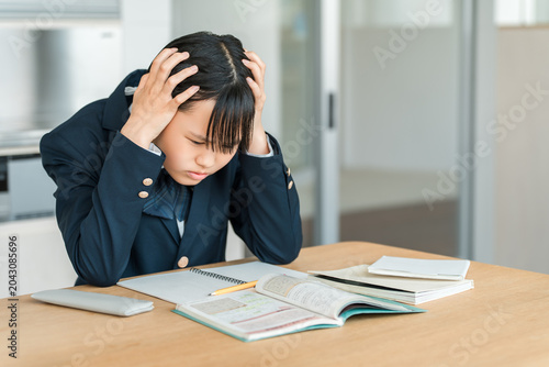 Foto Middle school and high school girls studying (exam preparation, difficulty, pres