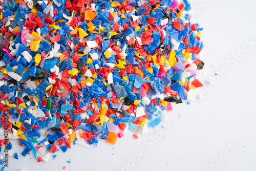 Konstfotografi Plastic colorful pieces recycling shredded for industrial use.