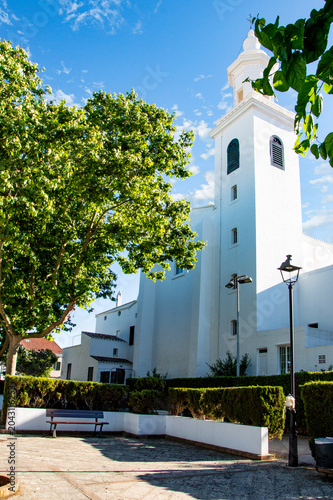 фотографія Iglesia Parroquial de San Luis Menorca, un día soleado con cielo azul y nubes blancas