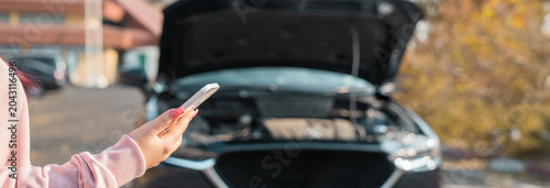 Tableau sur toile A girl is making a phone call, requesting assistance due to a car breakdown, seeking help to resolve the vehicle issue safely and quickly