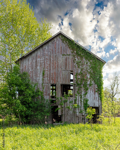 Foto Scenic rural landscape with a rundown barn in northern Missouri countryside
