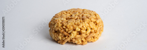Konstfotografi A “Anthill” cake with layers of sweet, crumbly pastry held together by creamy caramel or condensed milk, offering rich, indulgent flavor and unique texture