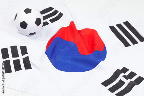 축구공은 축구할 때 쓰는 공.
A soccer ball is a ball used for playing soccer.

