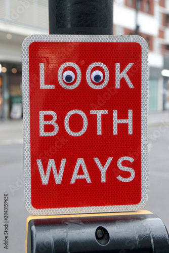 look both way schild mit wackelaugen