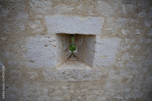Vászonkép Meurtrières en pierre dans la tour César, donjon médiéval de Provins