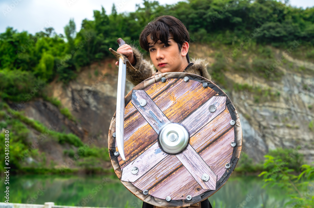 Obraz premium Male ancient warrior in full armor holding sword and shield, ready for battle