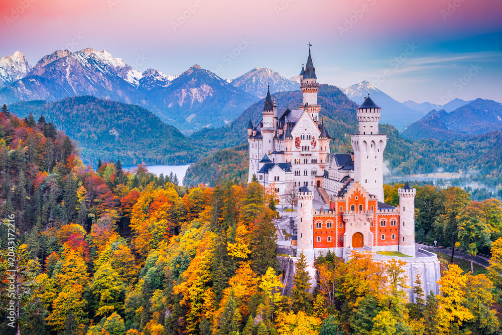 Obraz premium Iconic Neuschwanstein Castle and beautiful autumn Bavarian landscape, Germany.