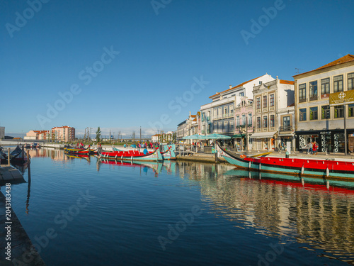 Quadro su tela Traditional moliceiro boats docked along the central canal in Aveiro, Portugal