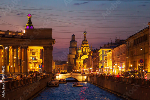 Foto Beautiful view of the Church of the Savior on Spilled Blood and the Griboyedov Canal