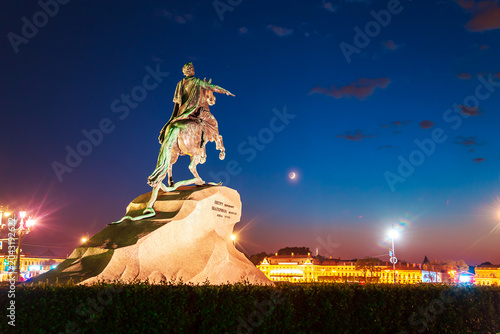 Foto Bronze Horseman at night