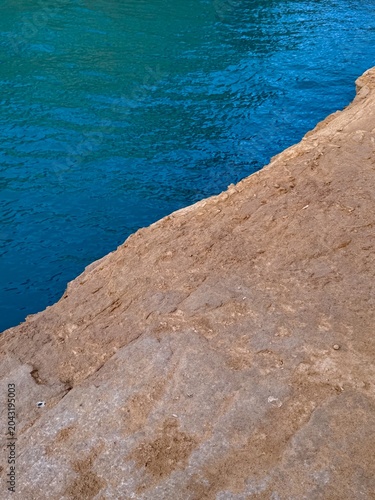 Wasser und Felsen