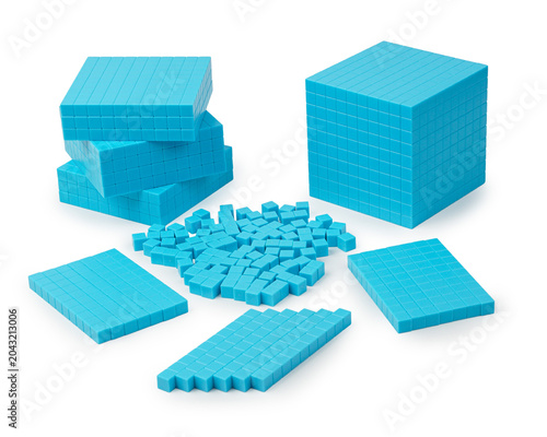 Foto Mathematics teaching materials with unit cubes, flat squares and a thousand block cube arranged on a white background