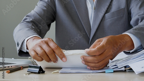 Schilderij op canvas Businessman handles documents at his desk
