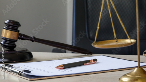 Konstfotografi Wooden gavel rests beside golden scales