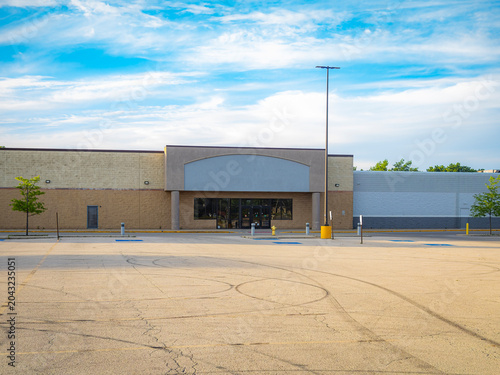 Fotografija Wide shot of an abandoned empty big box retail store building with a blank sign