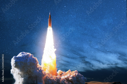 Canvastavla powerful space rocket launches into the starry night sky, leaving a spectacular