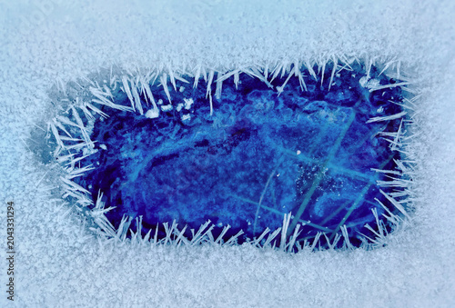 Schnee Kristalle im eine kleine blaue Eisfläche