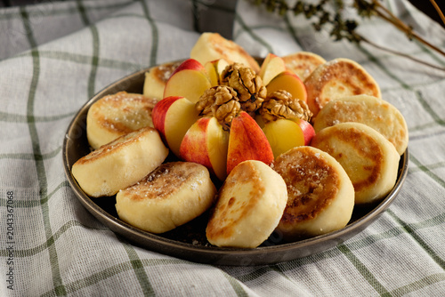 Delicious Ukrainian cottage cheese pancakes served with fresh fruits