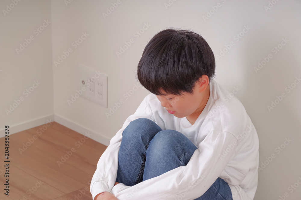 Obraz premium 無表情の中につらさをにじませる男の子