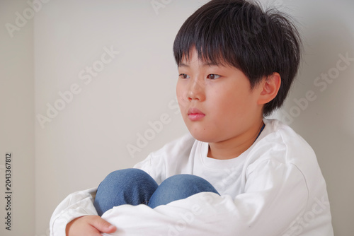 Plakat 無表情の中につらさをにじませる男の子