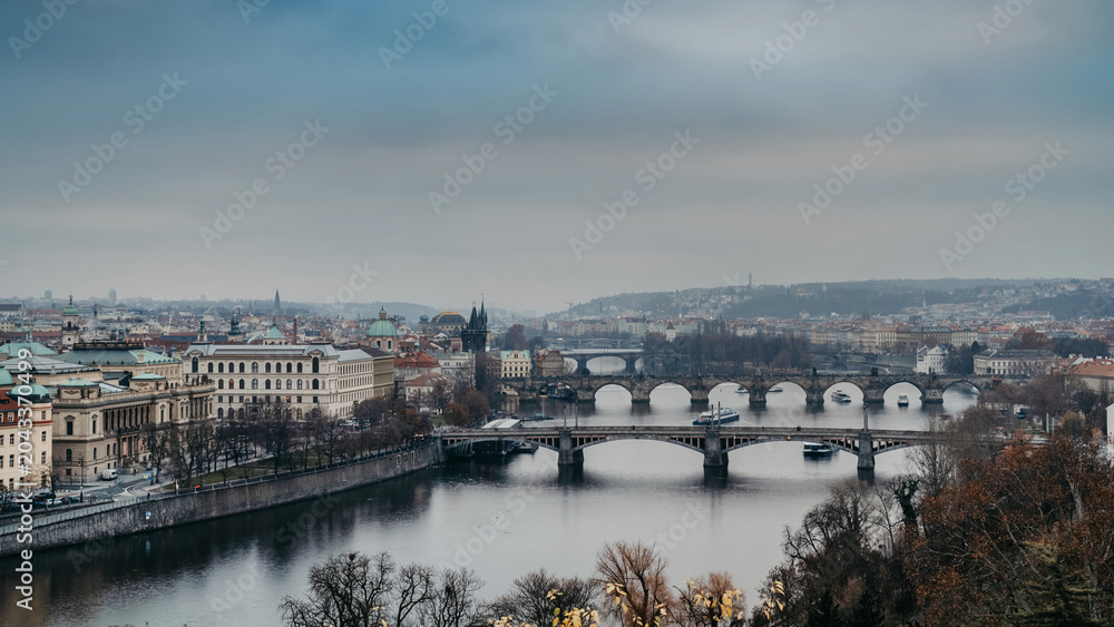Obraz premium Letna viewpoint overlooking Vltava River with boats smoothly moving along water