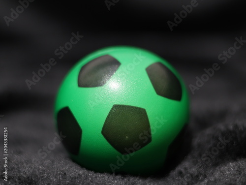 Tableau sur toile Una toma de cerca de una pelota o balón de fútbol con luces en un fondo negro co