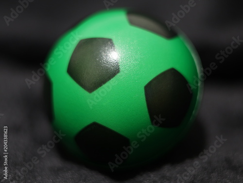 Canvas Print Una toma de cerca de una pelota o balón de fútbol con luces en un fondo negro co
