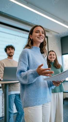 Jeune femme souriante présentant un projet en réunion d'entreprise