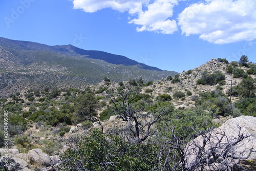 Sonnen und Schatten auf den Bergen am Cahuilla Téewwenet Vista Point	