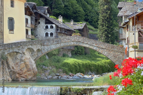 Bild auf Leinwand ponte romano di fontainemore in valle d'aosta, italia